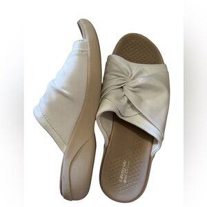 Life Stride Women's Cream Slide Sandals